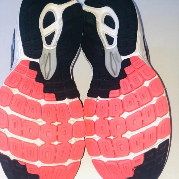 New Balance Women’s Running Shoes - Picture 7 of 8